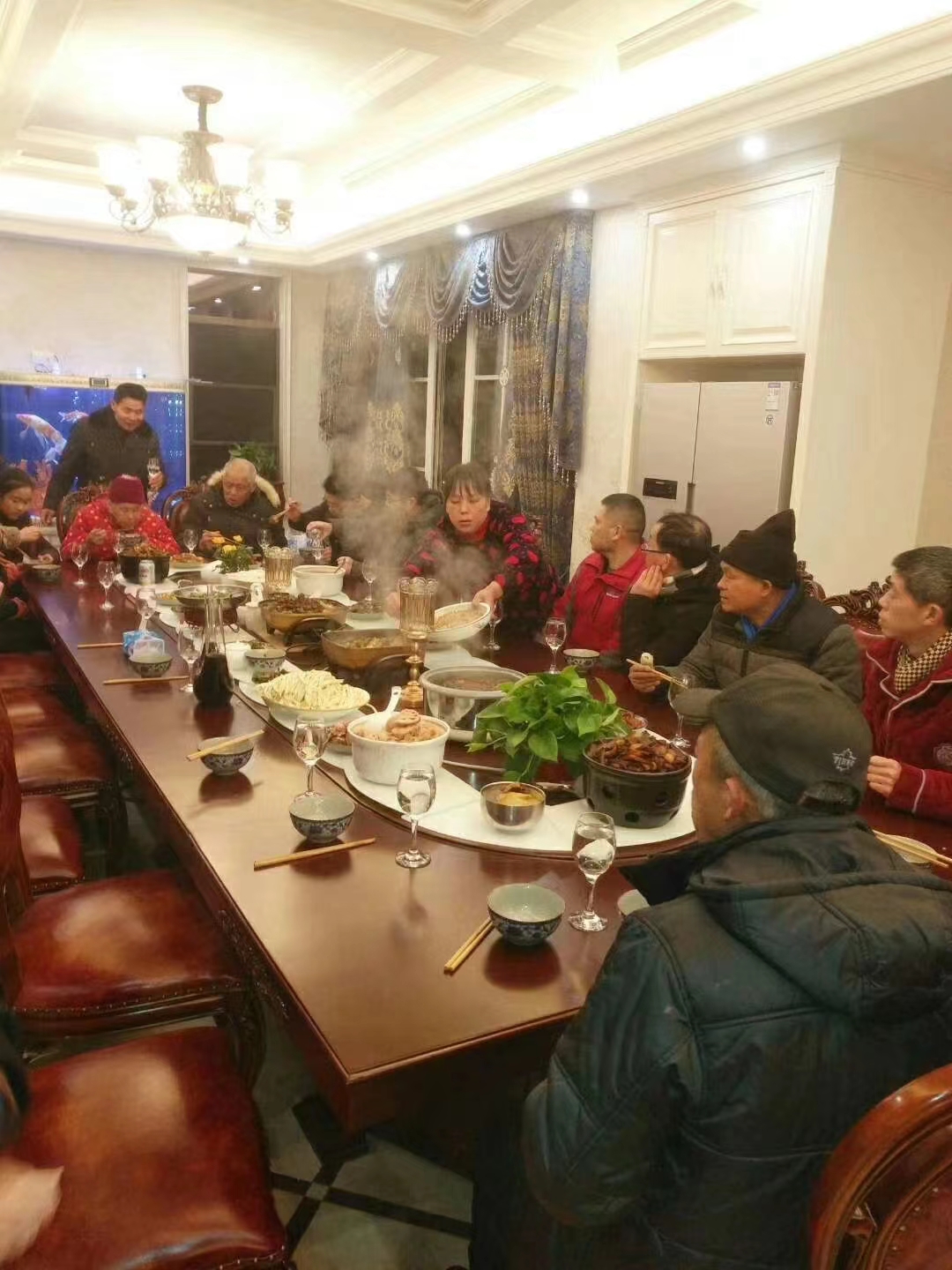 “聚会首选：椭圆形电动餐桌，轻松容纳更多宾客，享受美食之旅"